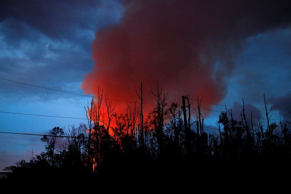 夏威夷基拉韦厄火山持续喷发 炽热熔岩“染红”天空