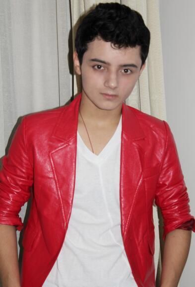 阿尔法晒与母亲合照，颜值重回巅峰，网友:发际线好惊人