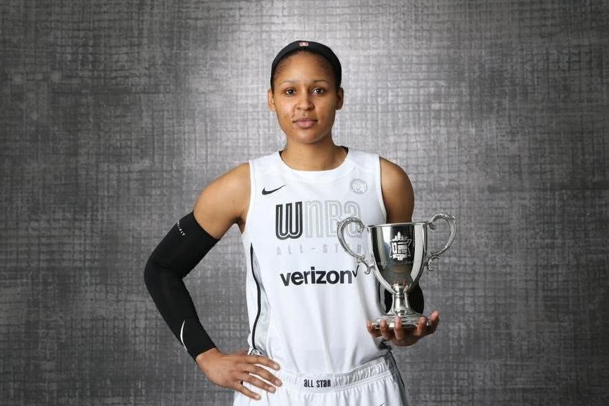人气实力俱佳 玛雅摩尔三获WNBA全明星MVP