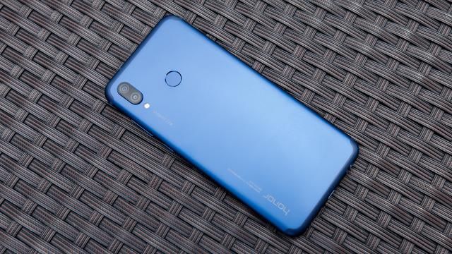 荣耀Play除了很吓人的技术,还有很吓人的颜值