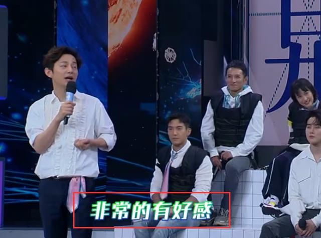 快乐大本营:彭彭承包了本期的整个笑点,穿大衣