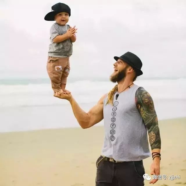 这才是健身奶爸带娃儿的正确方式,画面暖爆了