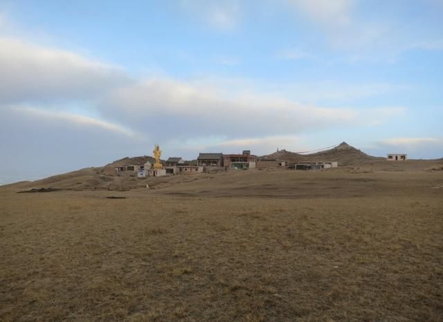 青海湖有一小岛，游客难以接近，7个尼姑在这过着苦日子