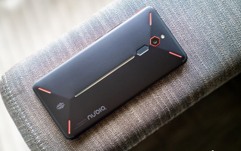 努比亚红魔游戏手机,感觉比小米的黑鲨炫酷不