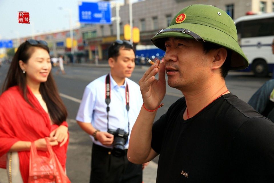 广西东兴口岸:一桥分两国,对面的男人都喜欢戴