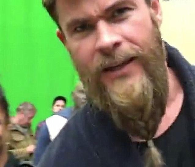 复联四中雷神是怎样变胖的?全程穿这么重的肚