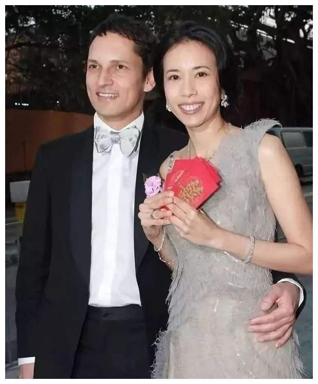50岁莫文蔚庆结婚九周年，夫妻同款幸福笑，痴恋多.