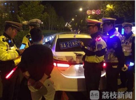 网约车司机第一天上班 因未悬挂车牌丢驾照