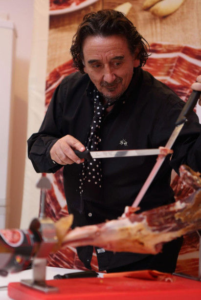 西班牙国宝级切火腿大师,凭借一把刀每小时收