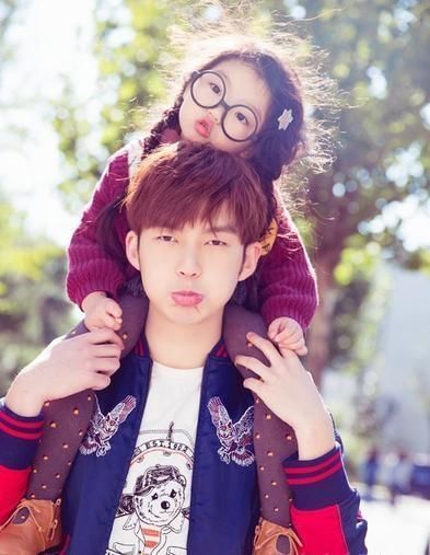 自从《妈妈是超人3》播出后,贾静雯家的两个女儿受到越来越多的人喜爱,她应该是上辈子修了银河系,才会有这么可爱的女儿,看到咘咘和波妞,就会有让人生娃的冲动! 两个孩子成功继承了爸妈的完美基因,美人胚子无疑了,尤其是眼睛,圆滚滚滴溜溜,让人心生怜爱! 仔细看波妞居然长的有点像SHE里的Ella,尤其是生气的时候,那双眉毛都是戏! 小时候的Ella跟波妞简直一模一样! 而咘咘,一口正经的台湾腔,看到她莫名就想到元气少女陈意涵,也是可爱挂的大眼美女,神情动作超像! 说到萌娃撞脸明星,还