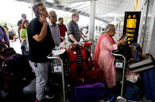 印度遭20年来最强热带气旋袭击 航班取消列车