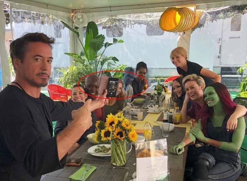 复联聚餐照曝光,钢铁侠的手机壳却成亮点,网友