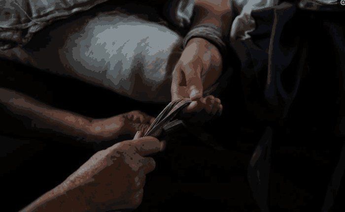 山东临沂女孩犯病时像狼一样撕咬, 说些与年龄