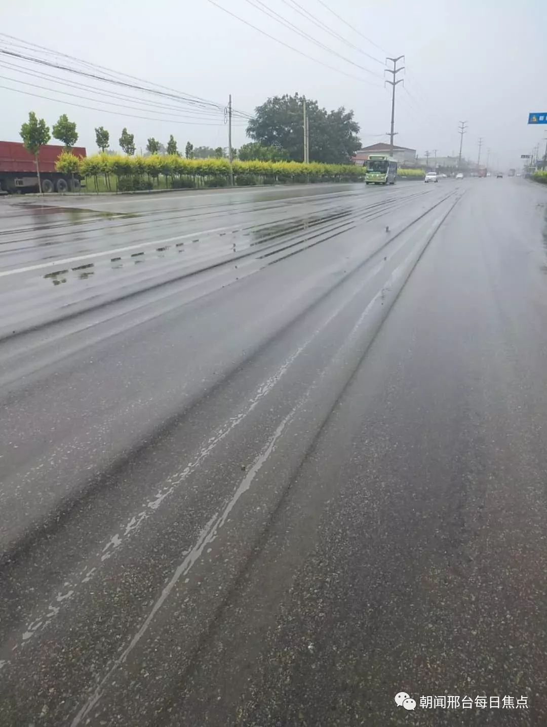 沙河市新城车辙路段罐车侧翻,《海草》还要唱