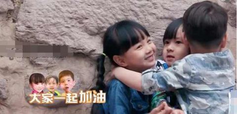 强行抱neinei山竹失败,嗯哼提议玩抱抱比赛,邓