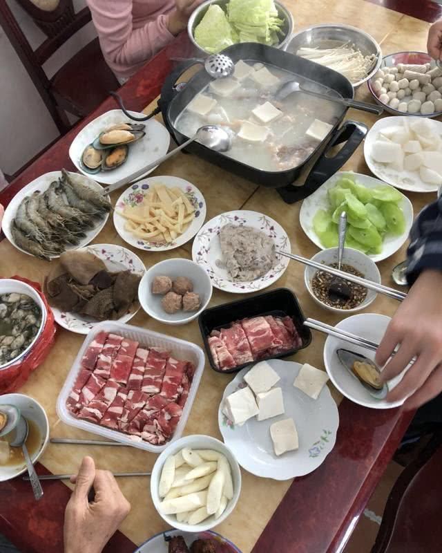 南北年夜饭，生猛海鲜、火锅水饺，奢华与简单，都是浓浓的中国情