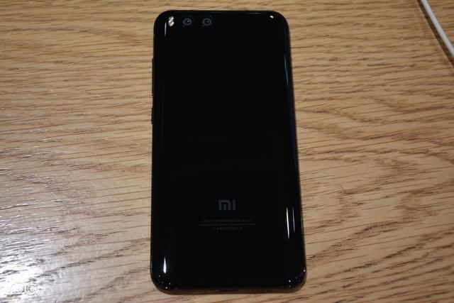 出的小米新旗舰手机后壳照,你猜是小米7还是小