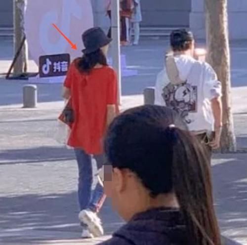 章子怡一家出游无人识？女儿给保姆照顾，两人逛高级店铺消费