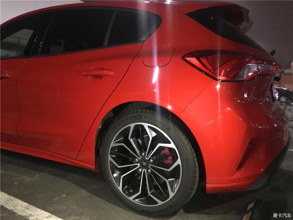 一辆新福克斯ST-LINE鼓励自己