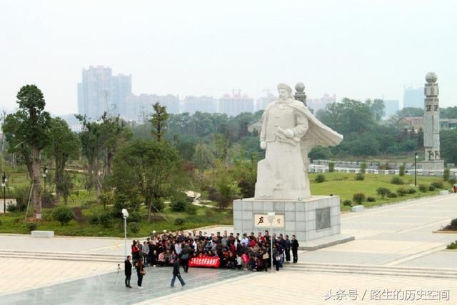 左宗棠去世消息传到新疆，跟随他西征的留疆士兵面向南方泪如雨下