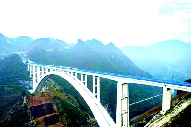 中国贵州山区的奇迹桥梁:跨300米高河谷,工人检修如同坐过山车