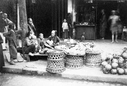 33张罕见历史照:1900年中国小新娘，1920年美女机器人……