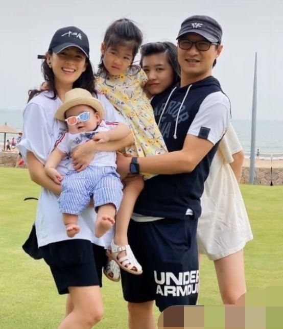 章子穷养儿子，给娃穿女儿剩下的衣服，网友：要这么节俭吗
