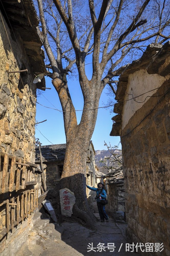 岳飞后代逃难藏匿深山中，用石头在绝壁上建了一处“世外桃源”