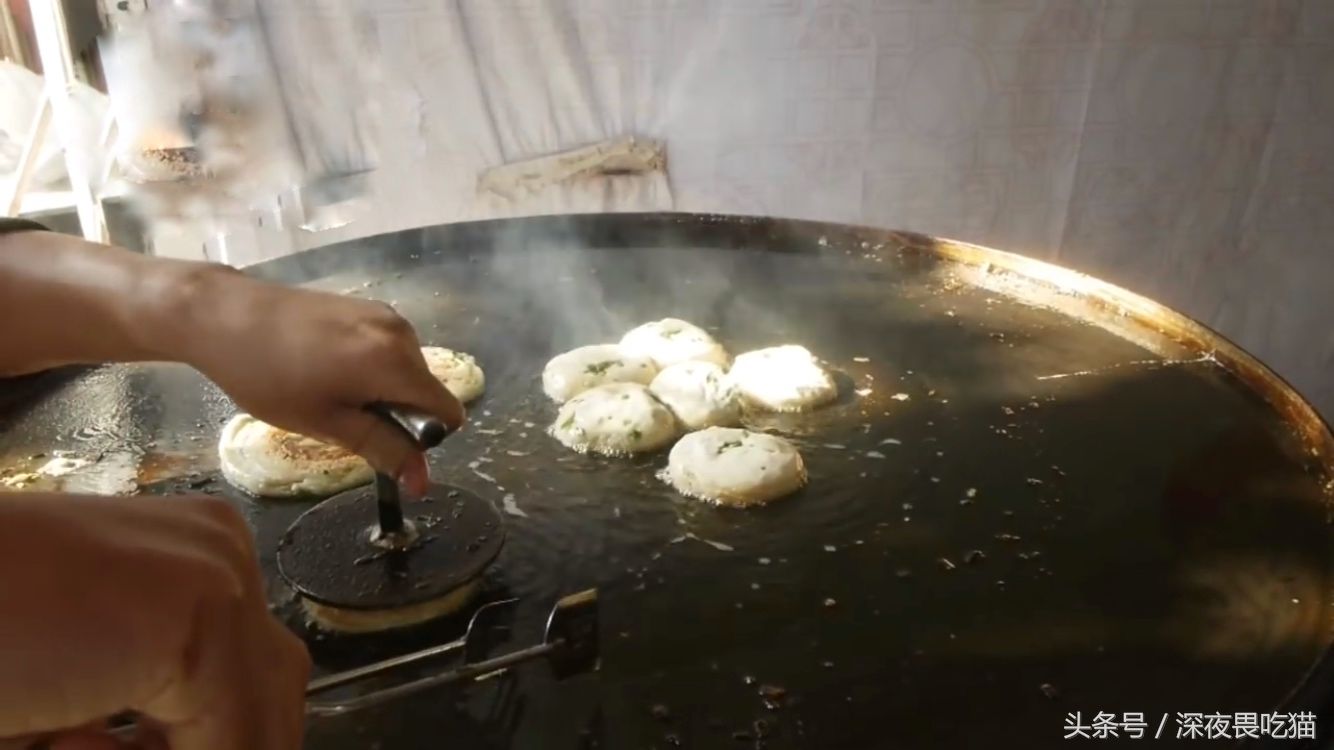 老师傅这样制作葱油饼,好不好吃你们自己就能看出来