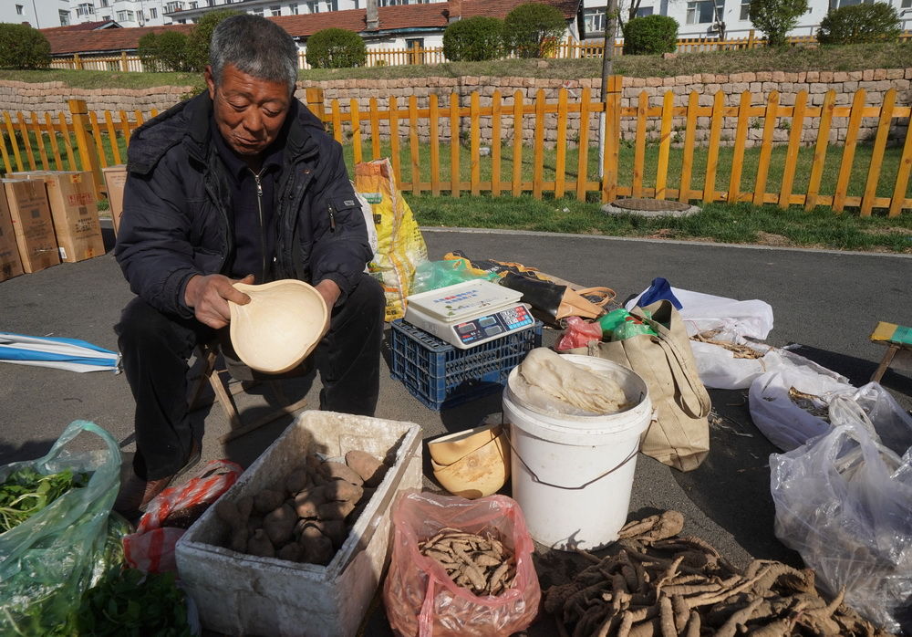 自驾东北边境线:集安逛早市，发现很有地方特色，猜最后买了什么