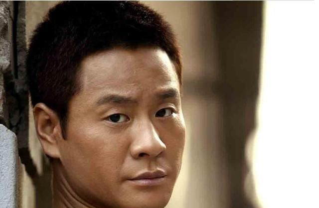 双耳失聪的他曾红过吴京，为娶娇妻抛弃妻女，如今怎样了？