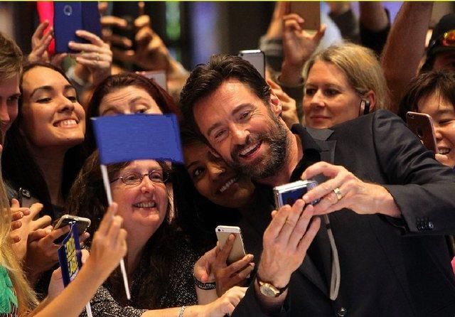 杨洋遇上金刚狼,激发了狼叔休杰克曼爱拍照的