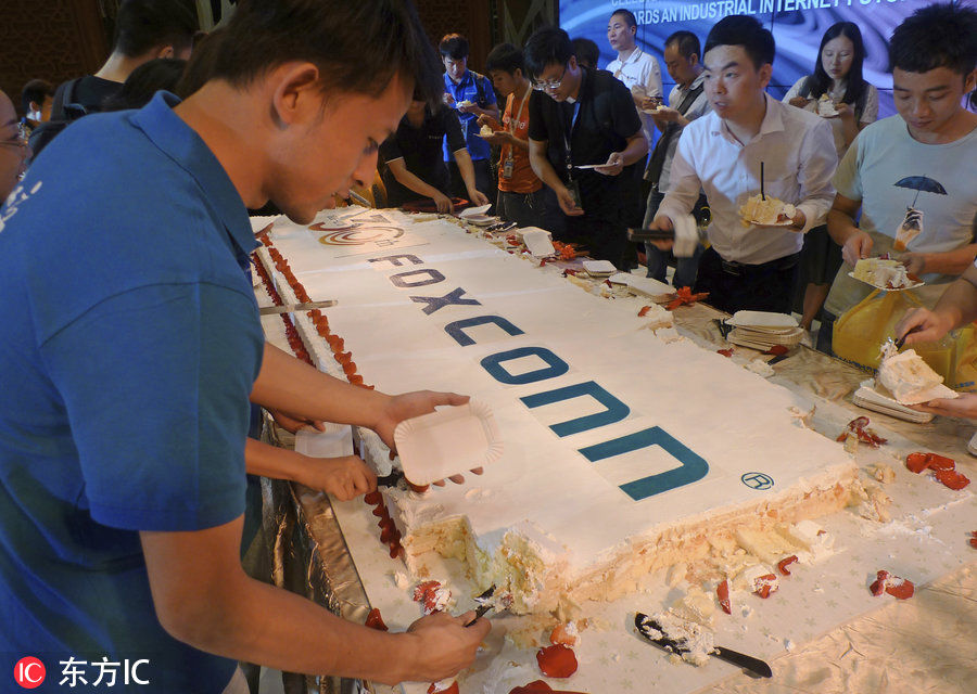 富士康迎来30岁生日 郭台铭亲临深圳与工友