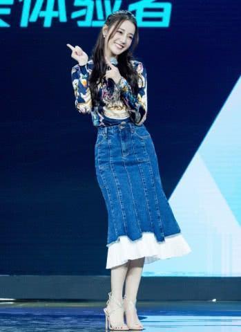 迪丽热巴穿条栅栏裙就算了,还在下面塞圈卫