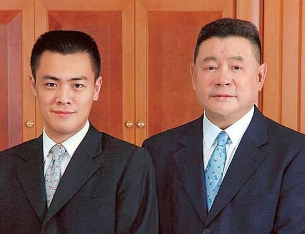 刘銮雄儿子被曝新恋情，女方小他十岁其貌不扬，还是何超莲校友