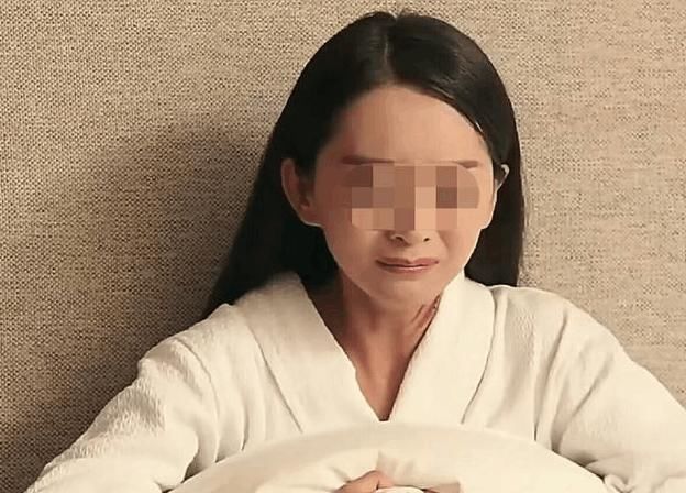 女大学生失恋后酒吧买醉，次日醒来后掀开被子吓得脸都绿了