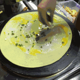 52岁煎饼大妈月入10万，爆开三家连锁店，还送女儿出国：有梦想谁