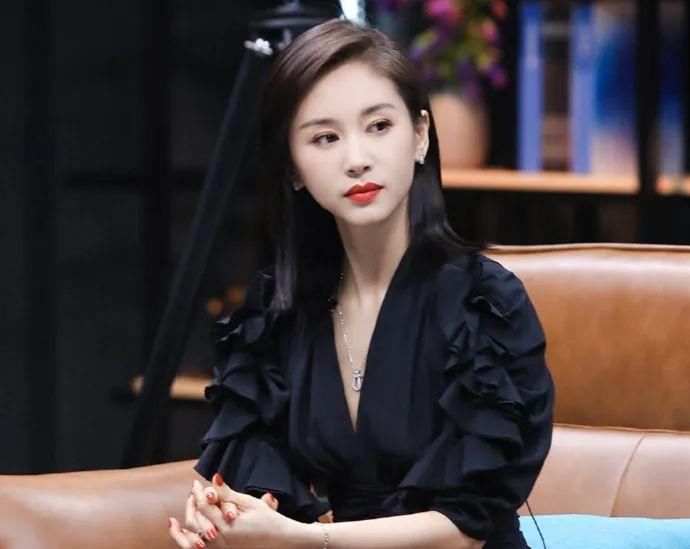 有一种变脸叫王子文留长发，本以为没了长发灵气，结果美翻了