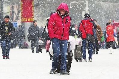 冰天雪地里,他们的身影因为爱而最美