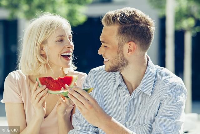 51岁母亲和30岁儿子睡一起,正常吗?