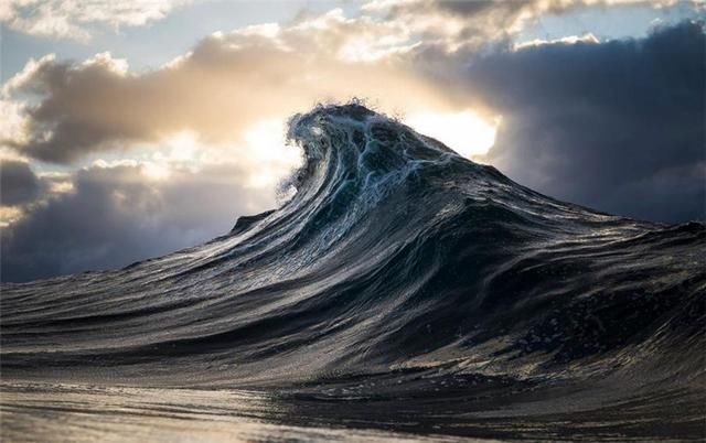 发达的人类文明,探索其他星球,遭遇了万米高海浪!