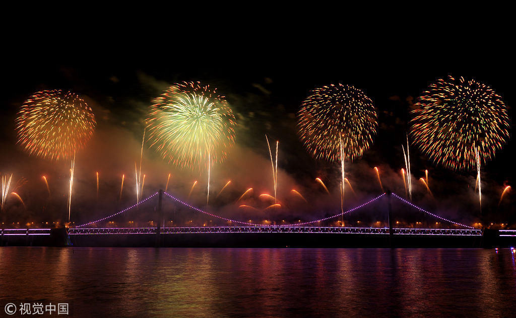 大连跨海大桥上燃放烟花迎新年