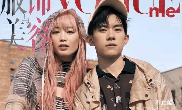 靠在易烊千玺肩上的女生长这样, 还穿了情侣装