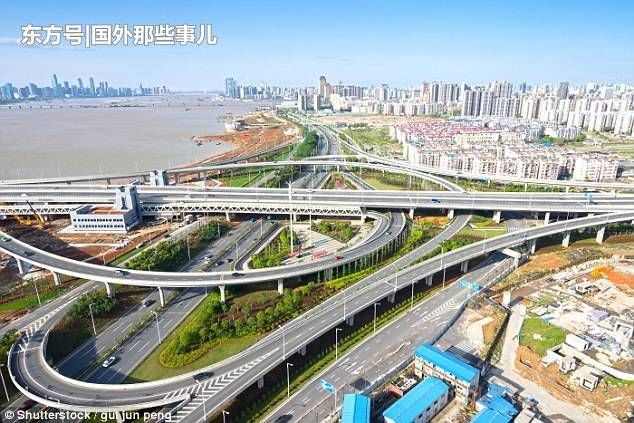 中国建“超级高速”可边开车边充电 外国网友：中国充满尖端技术