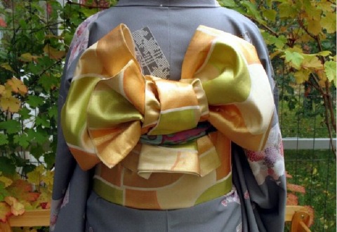 你好奇过日本和服背后小枕包的作用吗?并不