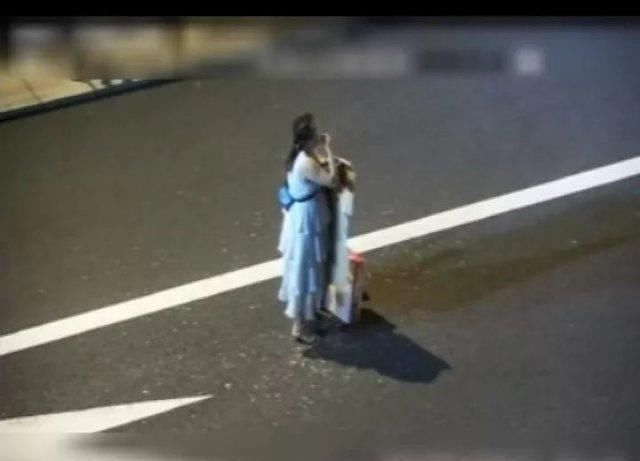 车辆高速上抛锚,女子站路中间边嗑瓜子边指挥交通 九州科技娱乐app下载