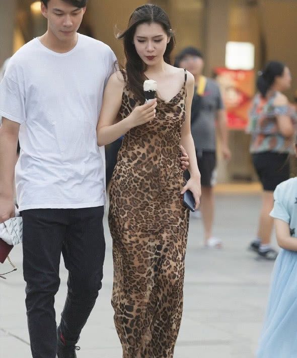 多情的豹纹小姐姐,80后的时尚“辣妈”,旁边的小哥哥实力护妻 yg电子娱乐