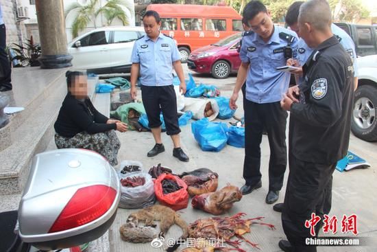 夫妻俩当街卖濒危野生动物制品 果子狸蜂猴摆一地