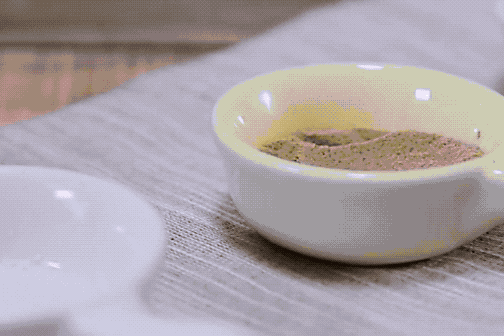 蛋炒饭经常做，但这样做还是第一次，邻居家阿姨都过来学习