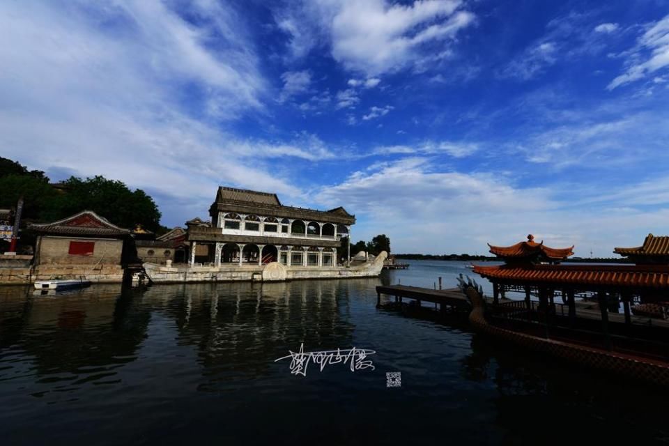 蓝天白云点缀最美北京城，最美落日晚霞映衬颐和园